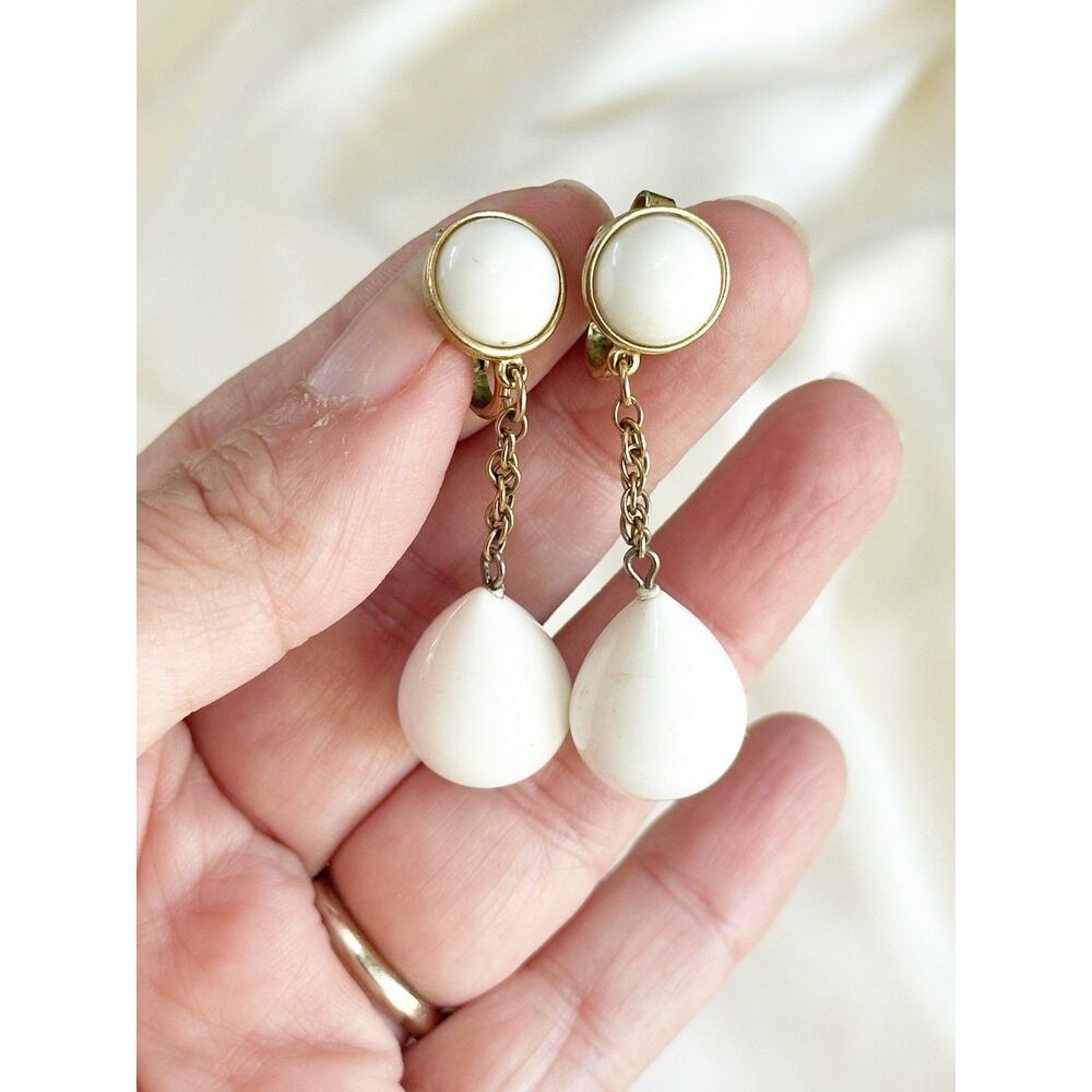 Vintage Crown Trifari White Lucite Teardrop Dangle Clip On Earrings
